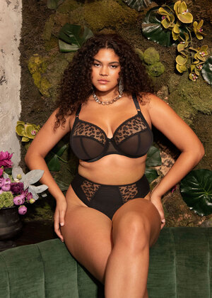 Namrah Bandless Plunge Bra Jet Namrah  Jet